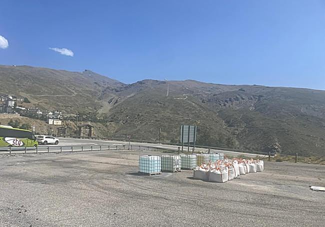 Materiales preparados en la Carretera de Sierra Nevada para ser trasladados en helicóptero al refugio Elorrieta, a casi 3.200 metros.