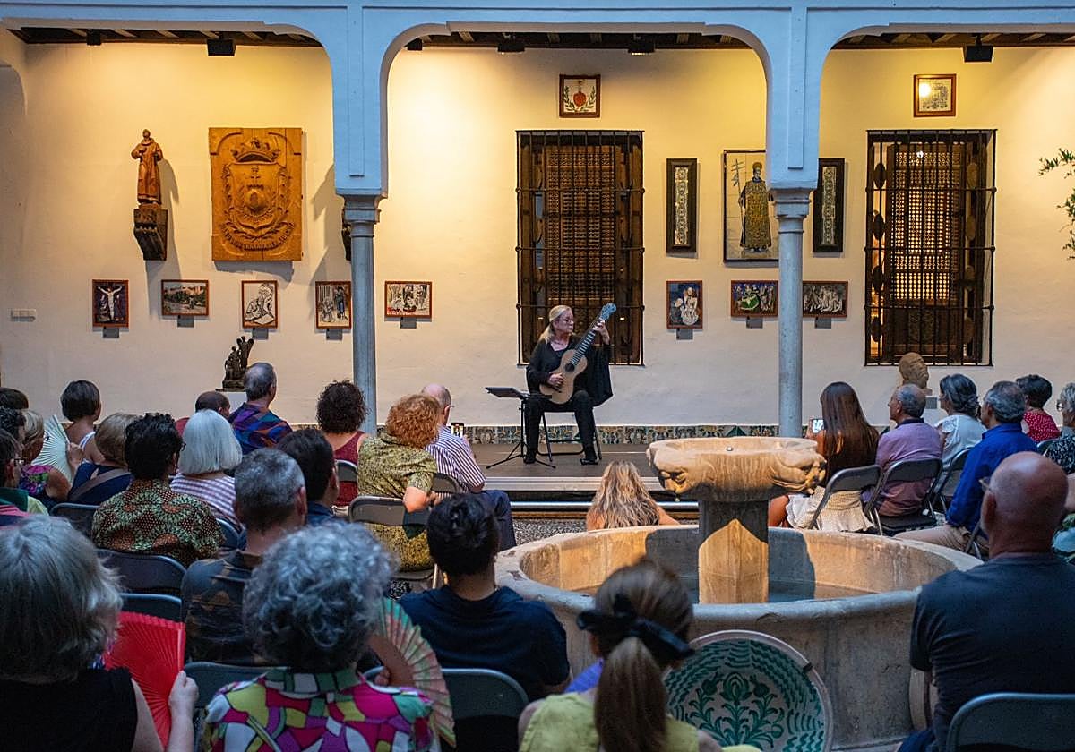 La instrumentista Raphaella Smits, en un momento de su actuación en el Museo de San Juan de Dios.