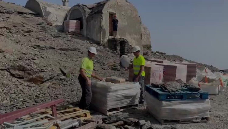 Los materiales de obra vuelan para recuperar el refugio Elorrieta de Sierra Nevada