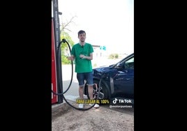 Captura del vídeo en el que se muestra el trayecto en coche eléctrico.