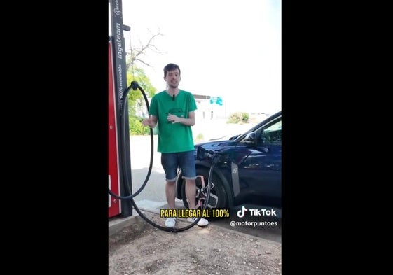 Captura del vídeo en el que se muestra el trayecto en coche eléctrico.
