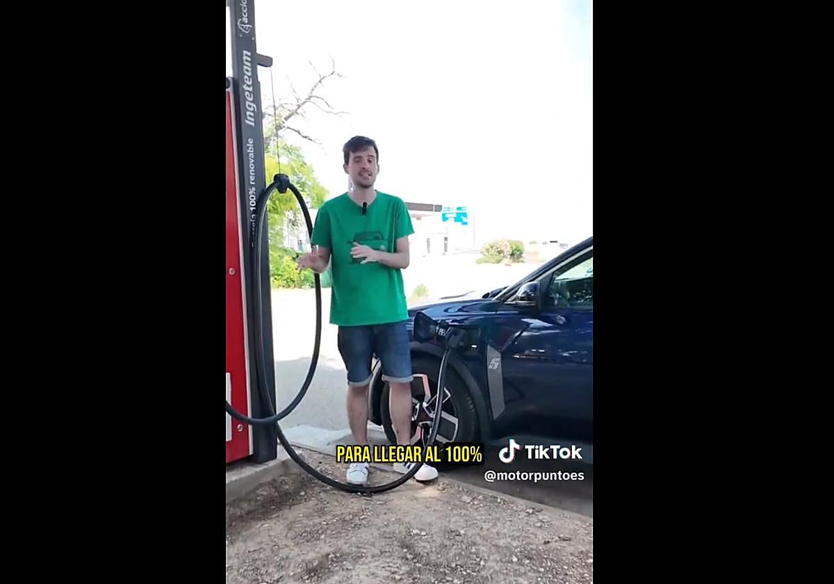 Captura del vídeo en el que se muestra el trayecto en coche eléctrico.