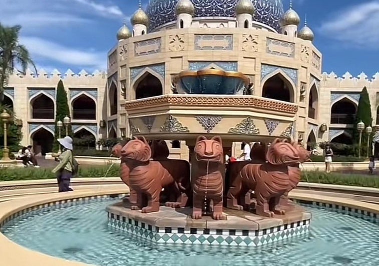 La sorprendente fuente granadina del parque Disney de Tokio: «Me tiene dando volteretas»