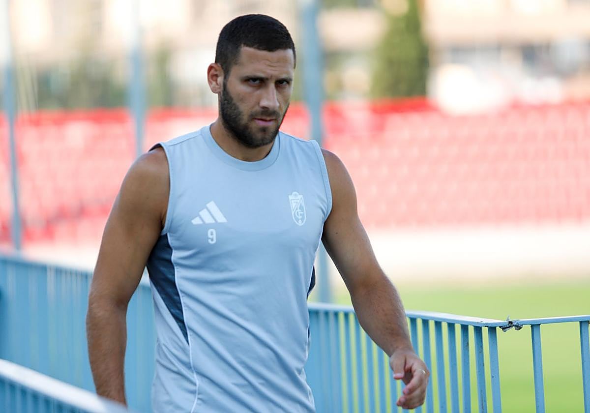 Shon Weissman sale cabizbajo a entrenar durante una sesión de la semana pasada.