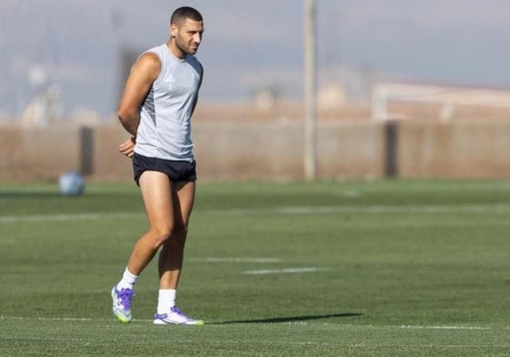 Shon Weissman atiende aparte a un entrenamiento del Granada esta pretemporada.