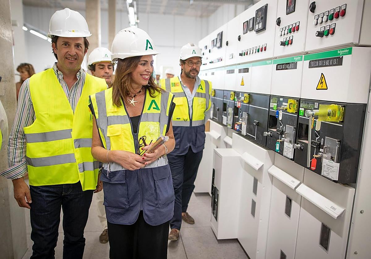 Rocío Díaz, el regidor de Churriana, Antonio Narváez, y Antonio Granados, durante la visita a las obras.