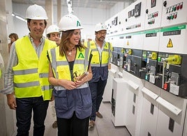 Rocío Díaz, el regidor de Churriana, Antonio Narváez, y Antonio Granados, durante la visita a las obras.