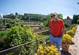 Rodrigo Ruiz-Jiménez, paseando por el monumento granadino.