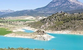 La Sagra vista desde el pantano de San Clemente, que recibe agua del río Bravatas o Huéscar, que nace en la propia montaña.