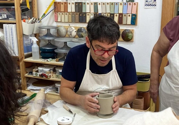 El aparejador que decidió dejarlo todo por su hobby: abrir un taller de cerámica en Granada