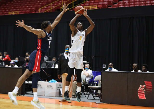 Travis Munnings lanza desde lejos en un partido con la selección de Bahamas frente a Estados Unidos.