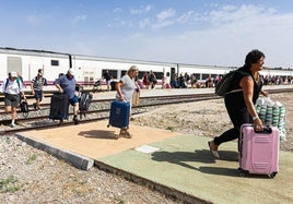 Traslado de pasajeros del tren averiado en la estación Alamedilla-Guadahortuna.