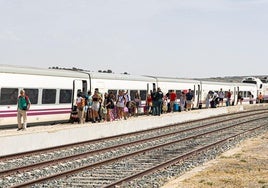 Las imágenes de los pasajeros afectados por la nueva avería en un tren detenido en Alamedilla-Guadahortuna