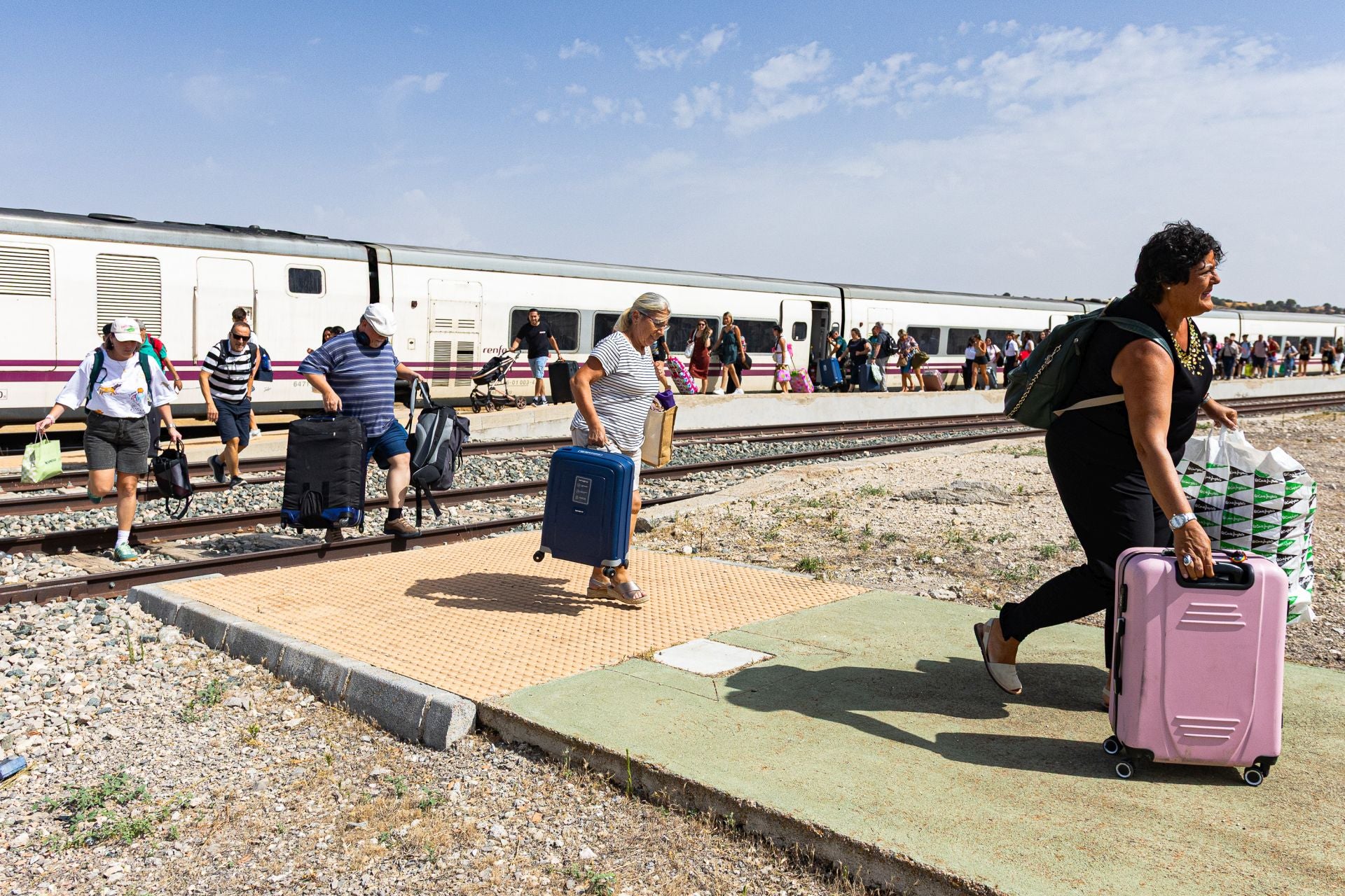 Las imágenes de los pasajeros afectados por la nueva avería en un tren detenido en Alamedilla-Guadahortuna