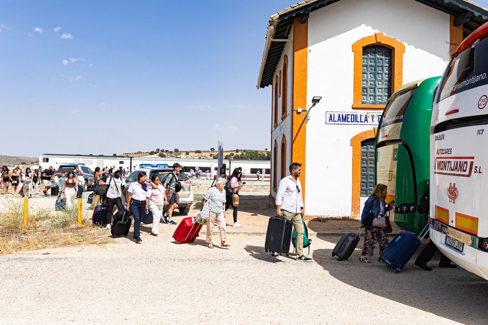 Las imágenes de los pasajeros afectados por la nueva avería en un tren detenido en Alamedilla-Guadahortuna