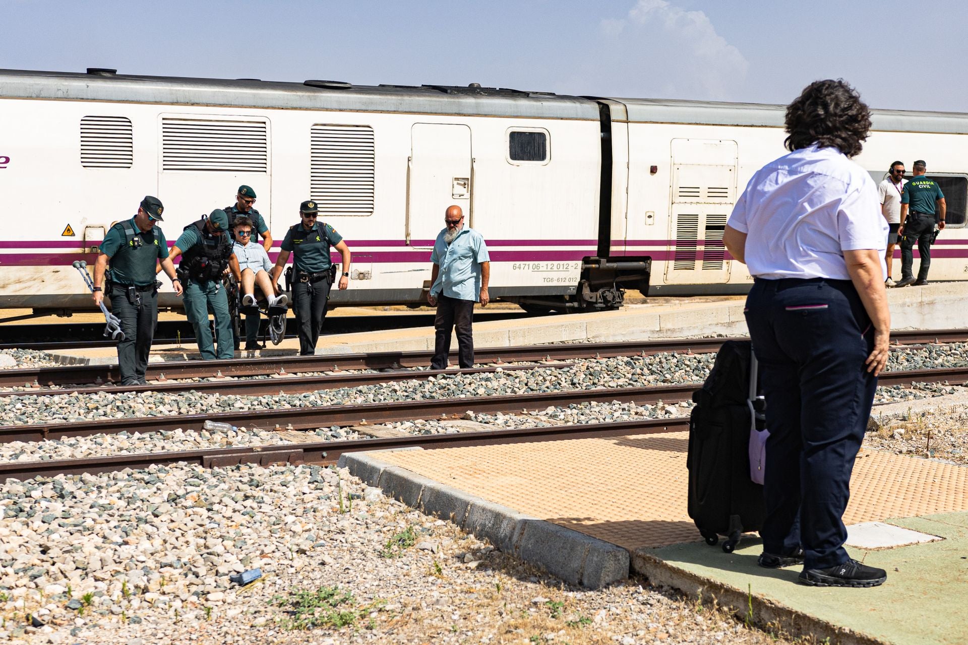 Las imágenes de los pasajeros afectados por la nueva avería en un tren detenido en Alamedilla-Guadahortuna
