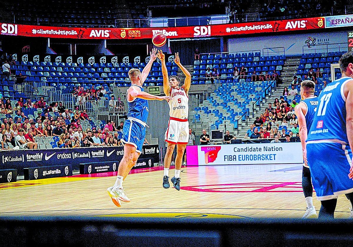 Así anotó Álvaro Cárdenas un triple con España en el Martín Carpena de Málaga.