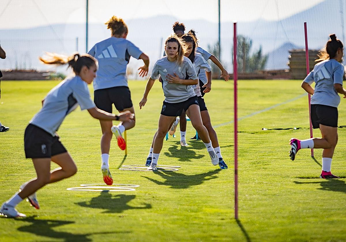 Las futbolistas del Granada femenino, en mitad de un entrenamiento.