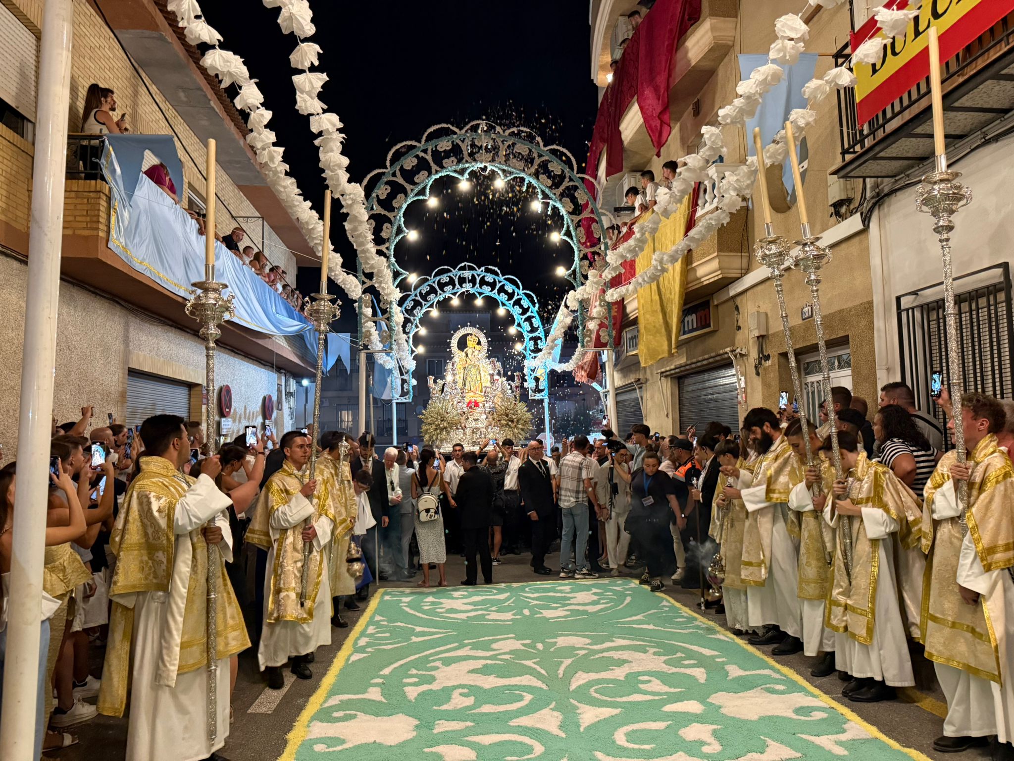 El fervor colectivo alcanzó su apogeo en la Calle Virgen de las Nieves Coronada, donde se recibió a la Patrona con una lluvia de flores,