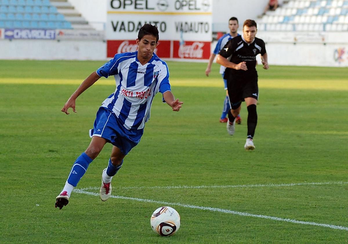 Nico Hidalgo conduce un balón en el Escribano Castilla durante su etapa en el Motril.
