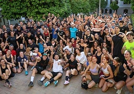 Foto de familia de los miembros del Seven Run Club, un grupo de entusiastas del 'running' que salen juntos a hacer deporte por Granada.