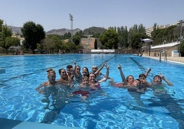Bañistas del barrio del Bulevar se refrescan en la piscina municipal de la Salobreja.