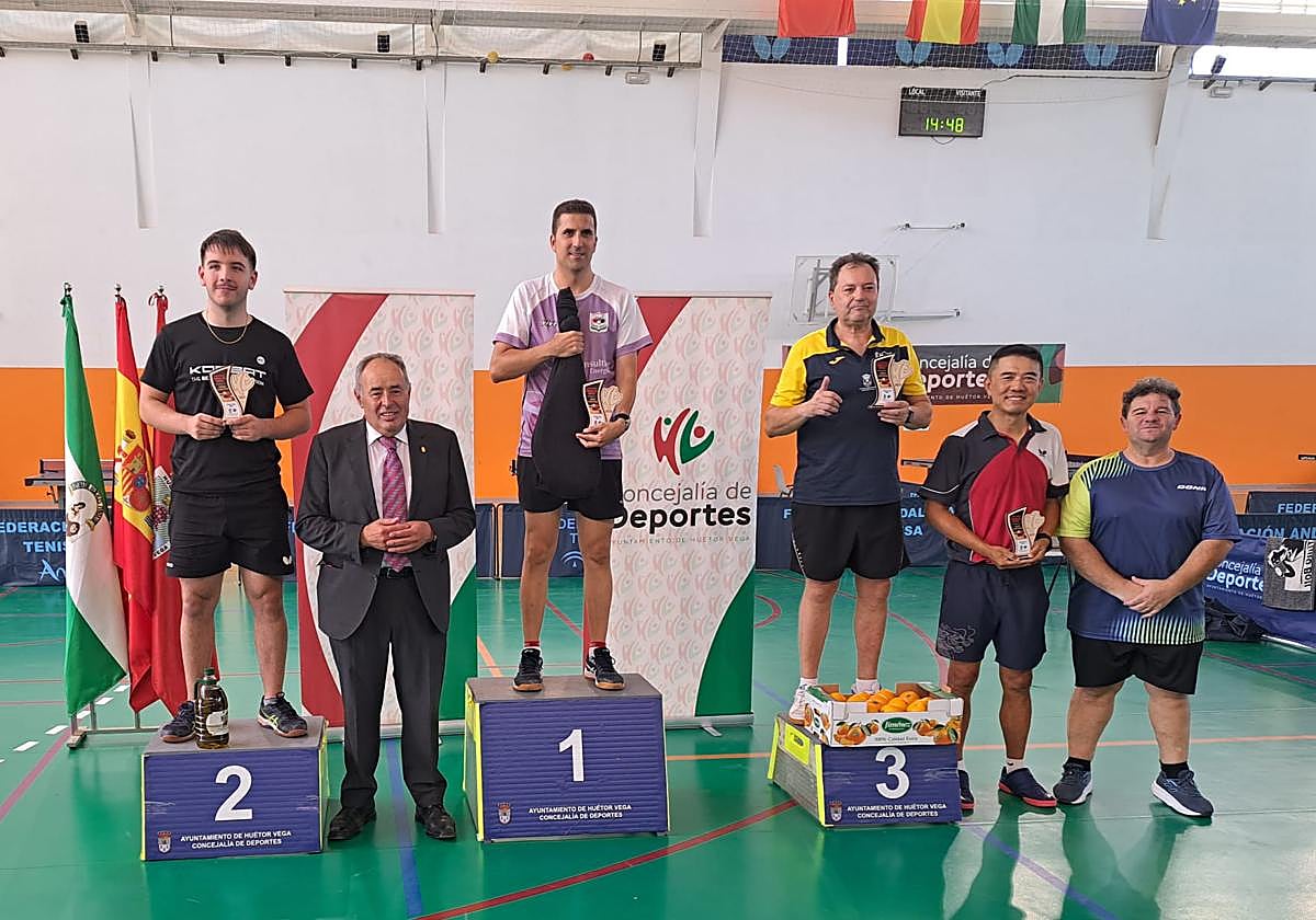 El podio de la categoría absoluta del trofeo San Roque del Huétor Vega.