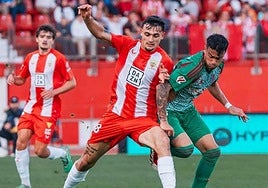 Pubill disputando el balón con Renier del Granada gol