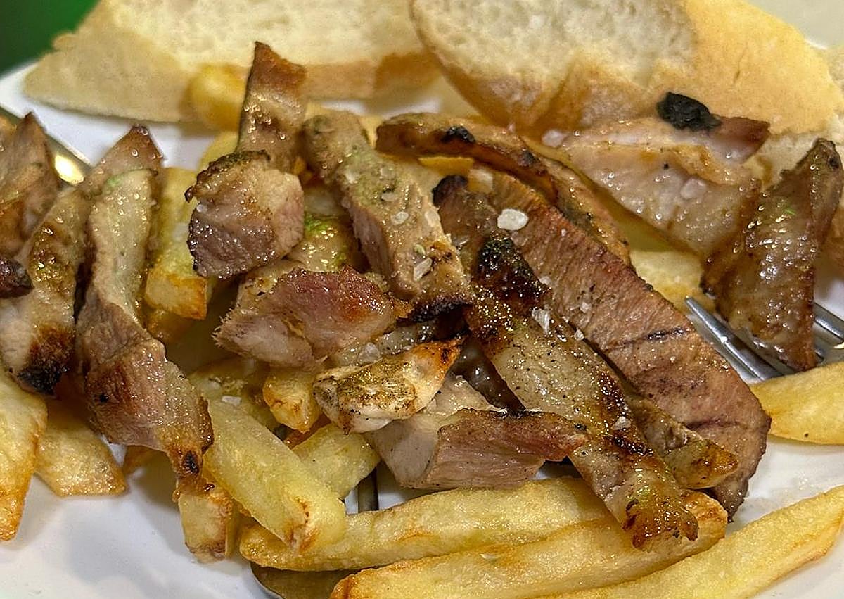 Imagen secundaria 1 - El bar de Granada que ofrece tapas a la brasa: «Es nuestra especialidad y a la gente les encantan»