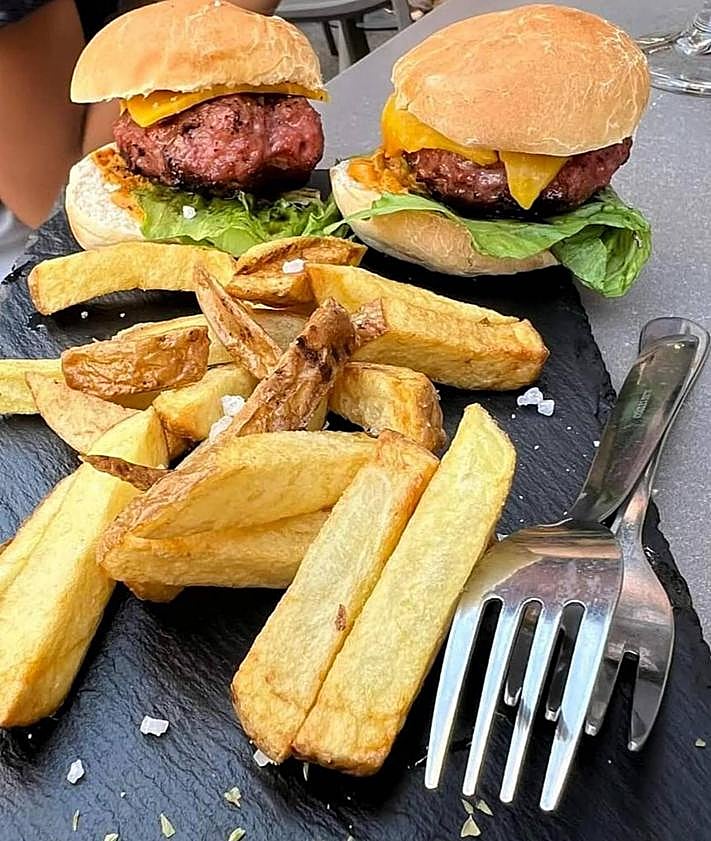 Imagen secundaria 2 - El bar de Granada que ofrece tapas a la brasa: «Es nuestra especialidad y a la gente les encantan»