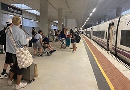 Los pasajeros del AVE averiado esperando para subirse en otro convoy.