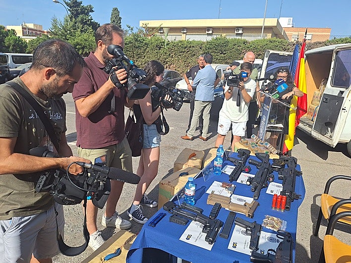 Droga y armas incautadas en la operación 'Olea'.