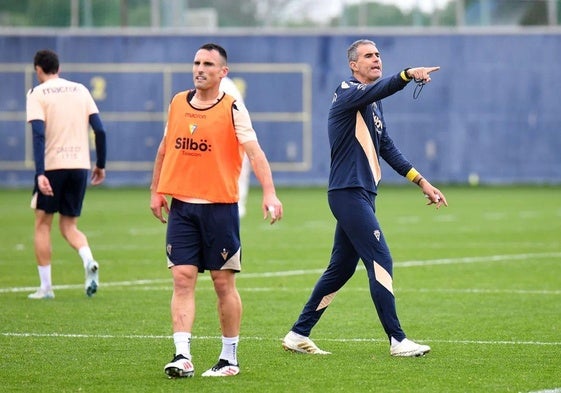 San Emeterio, con peto, junto a Gaizka Garitano en un entrenamiento del Cádiz.