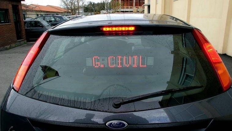 Cómo identificar un coche camuflado de la Guardia Civil a la primera