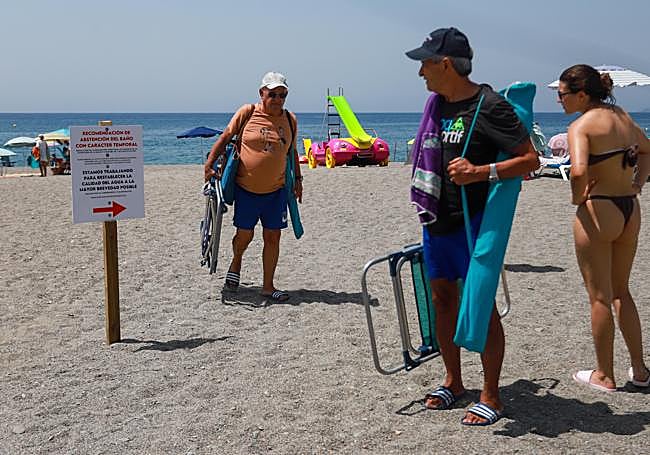 Bañistas en Salobreña se enteran de la presencia de bacterias fecales en el agua.