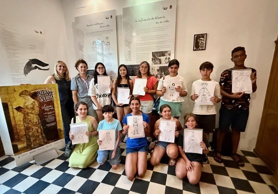 Jóvenes de Almería dibujan a 'Super Valente' en un taller en la Casa del Poeta