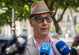 Pedro Fernández, presidente del Baloncesto Sevilla, atiende a los periodistas.