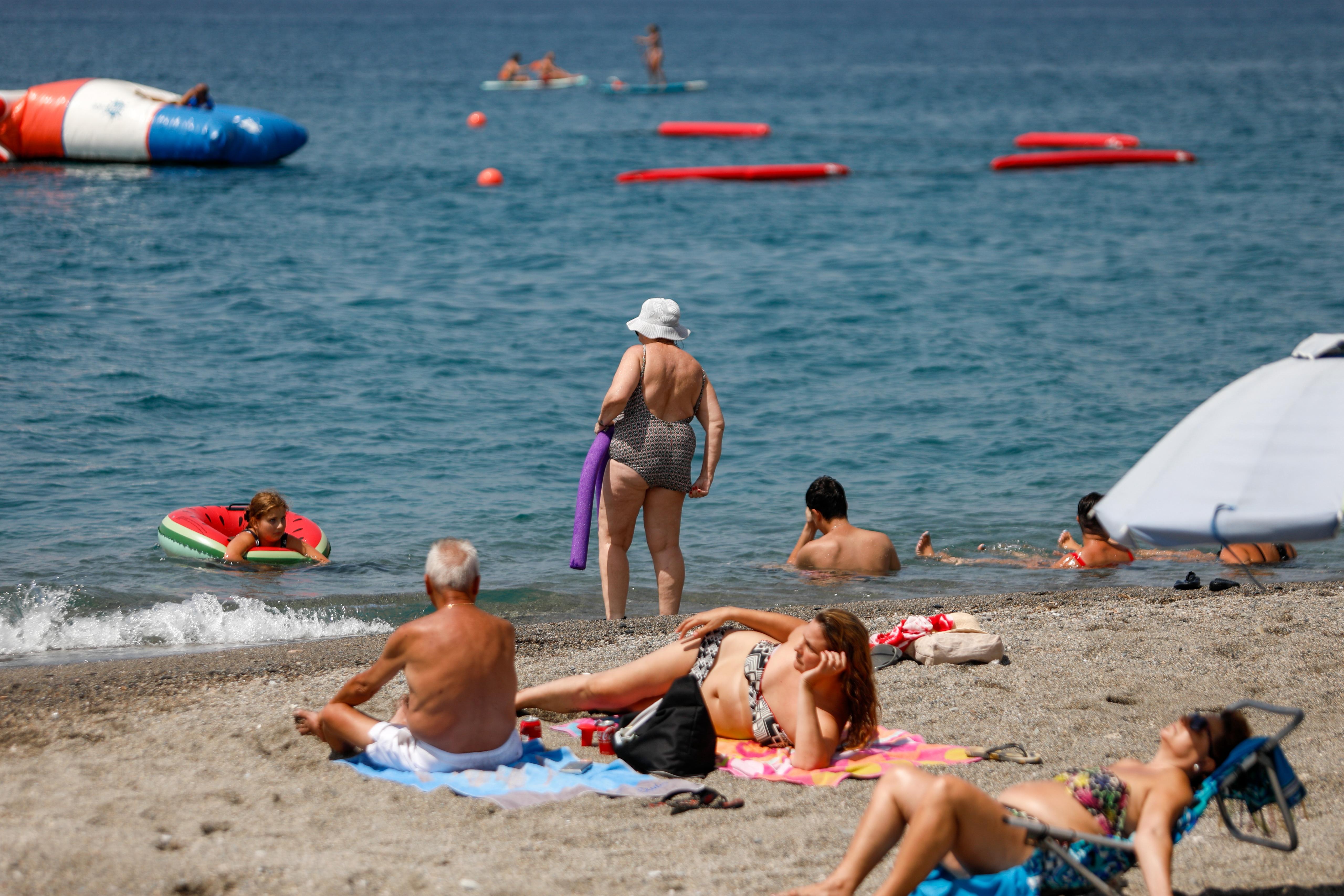Bañistas en Salobreña se enteran de la presencia de bacterias fecales en el agua