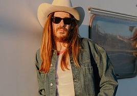 Carlos Sadness, autodefinido como «un tipo happiness», actuará este noche en Roquetas de Mar.