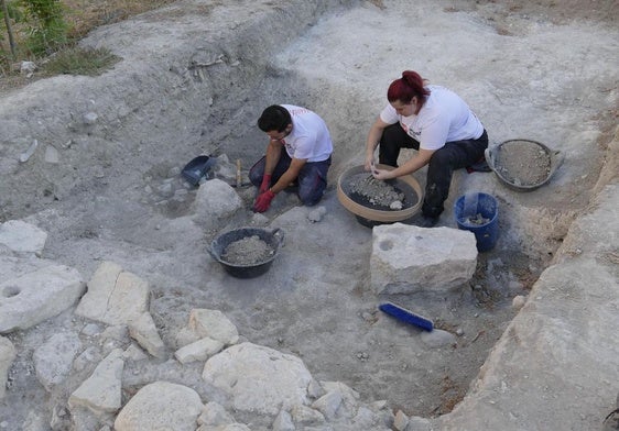 Dos de los voluntarios durante los trabajos en el 6 campamento.