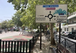 El parque infantil de la calle Circunvalación Encina junto con una señalización de tráfico grafiteada.