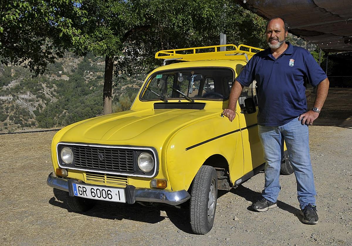 José Antonio 'El Negro' junto a su vehículo, heredado de su padre, en su pueblo de Mecina Bombarón
