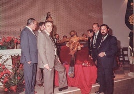 Barbero Gor y un grupo de hermanos portan al Señor de la Lanzada el día de su llegada al Zaidín en 1985