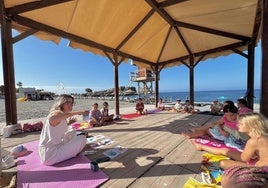 Taller de yoga en la Playa del Peñón en el que los niños realizan juegos y ejercicios para conectar con sus cuerpos y con la mente.