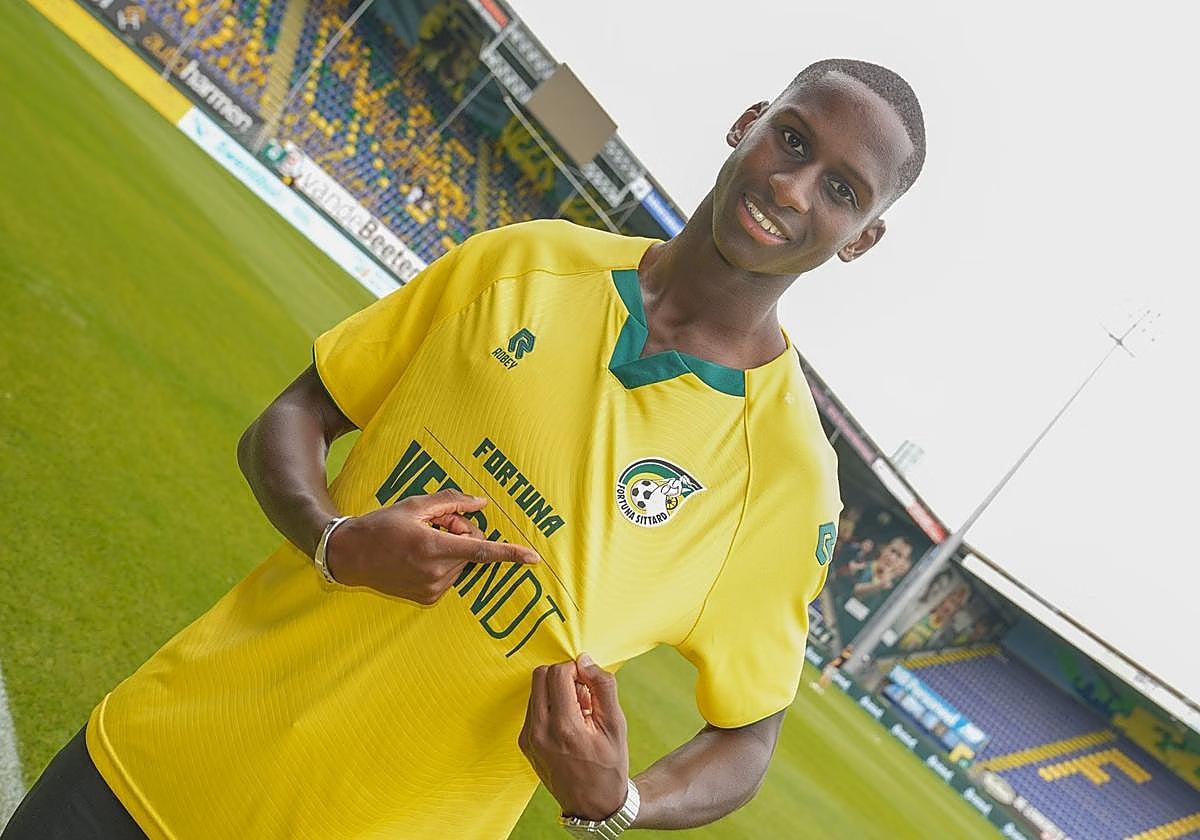 Mendes posando con la camiseta de su nuevo equipo, el Fortuna Sittard. UDA