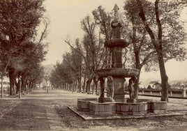 Imagen de la fuente de los Gigantones entre el Salón y la Bomba