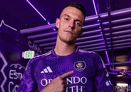 Adrián Marín celebra su fichaje por su nuevo club.