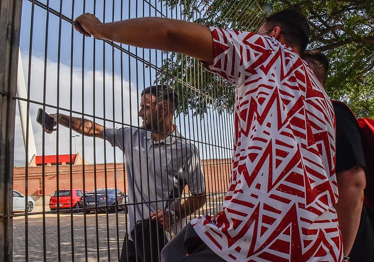 José Arnaiz se hace un selfi con unos aficionados tras aparcar en Los Cármenes.
