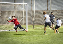 Jorge Pascual, durante una acción de finalización en el último entrenamiento del Granada.