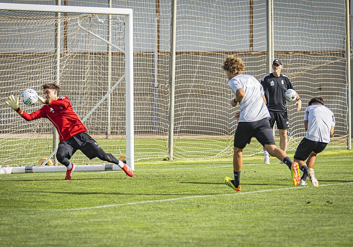 Jorge Pascual, durante una acción de finalización en el último entrenamiento del Granada.